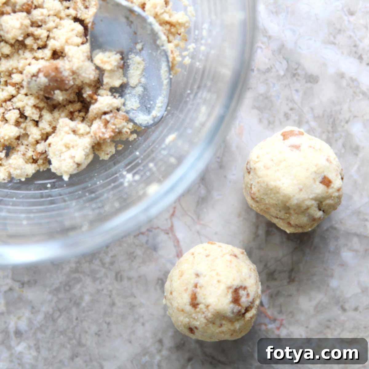 Εύκολες Ενεργειακές Μπάλες Πρωτεΐνης Lotus Biscoff Χωρίς Ψήσιμο 3 Πλάσιμο και ψύξη των μπουκιτσών πρωτεΐνης.