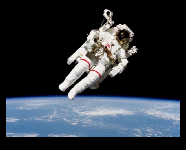 Πέρα από τον Ορίζοντα της Γης σε διαστημόπλοια με αστροναύτες Εξερευνήστε τα τελευταία σύνορα με τους αστροναύτες καθώς ξεκινούν αποστολές στα πιο απομακρυσμένα σημεία του διαστήματος. 4 Beyond Earth's Horizon: Aboard Spaceships with Astronauts