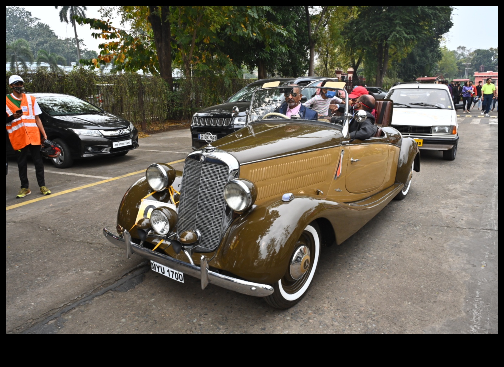 Κάντε ένα ταξίδι στο χρόνο με ένα vintage αυτοκίνητο ή ποδήλατο 2 Cruising through History: A Journey with Vintage Cars and Bikes