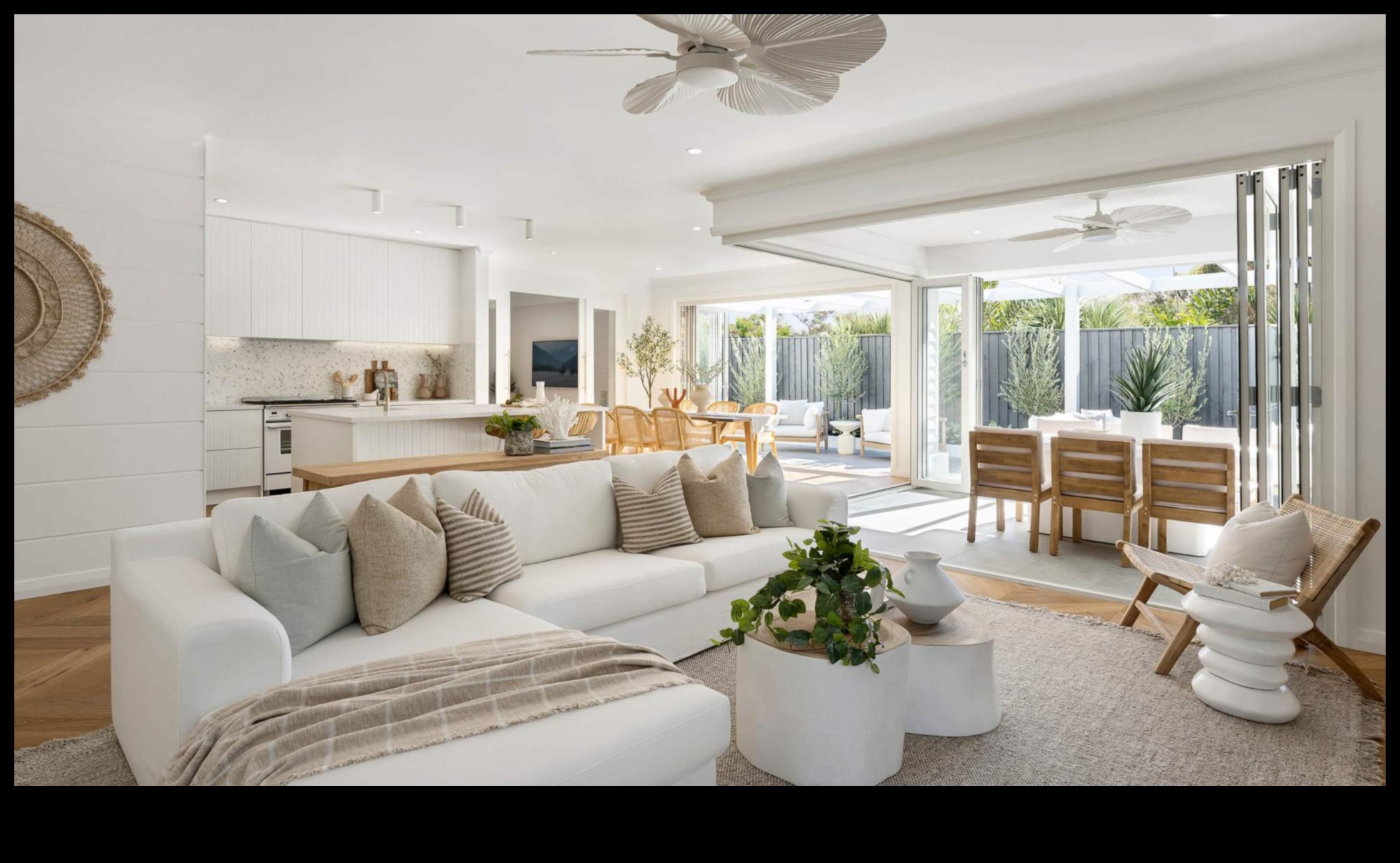 Coast Lounge Relax in Style 5 Ποιες είναι μερικές συμβουλές για τη διακόσμηση ενός εξωτερικού χώρου σαλονιού με παραθαλάσσια ατμόσφαιρα;